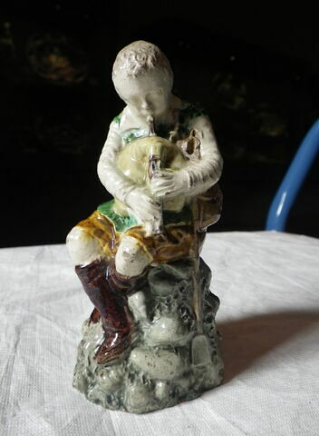 Statuette : Joueur de cornemuse