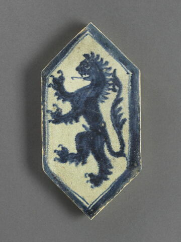 Carreau hexagonal : Lion rampant (armoiries des Caracciolo)