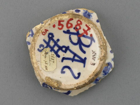 Fragment du fond d'un plat : buste féminin, image 2/3