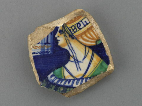 Fragment du fond d'un plat : buste féminin