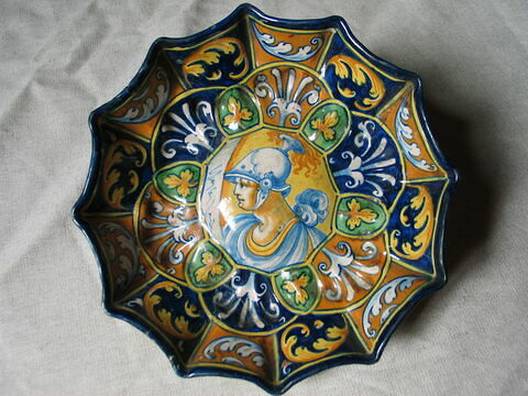 Coupe ronde godronnée : profil de guerrier casqué, image 6/9