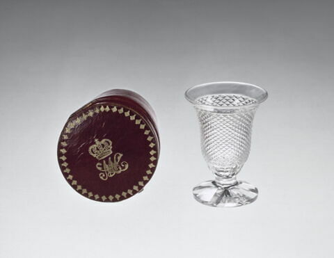 Verre et étui, image 5/9