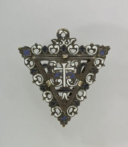 Médaillon triangulaire en cuivre émaillé, orné d'une croix, image 1/2