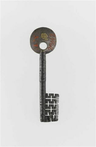 Clef anneau plein, tige damasquinée, image 2/2