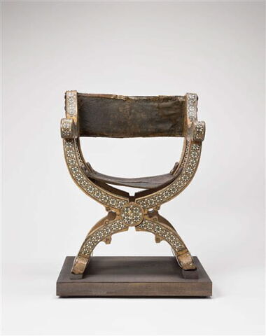 Fauteuil en X à décor de marqueterie, image 2/7