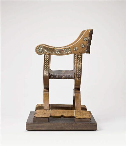 Fauteuil en X à décor de marqueterie, image 3/7
