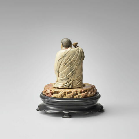 Le luohan Najia Xina 那伽犀那 en train de se gratter l'oreille, image 4/7