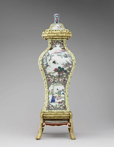 Vase en forme de balustre à quatre pans, d'une paire (TH 471)