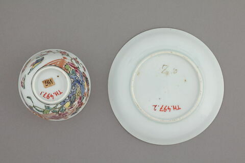 Tasse à thé avec sa soucoupe en porcelaine 