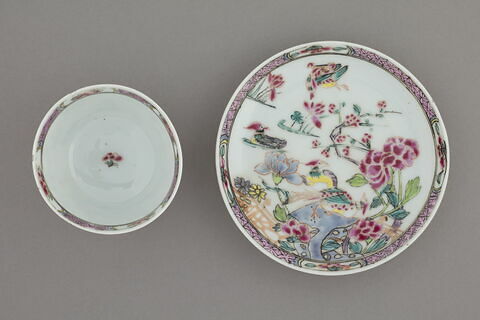 Tasse à thé avec sa soucoupe en porcelaine 