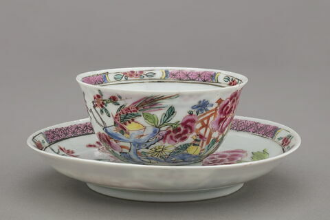 Tasse à thé avec soucoupe en porcelaine 