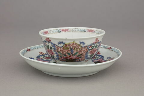 Tasse à thé et soucoupe d'un ensemble de trois (TH 505 à 507), image 3/3