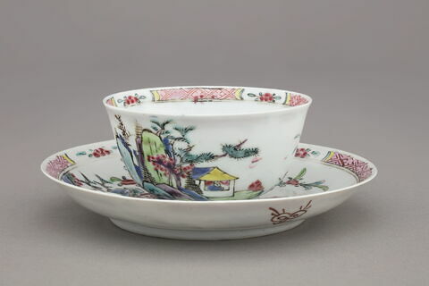 Tasse à thé avec soucoupe en porcelaine 