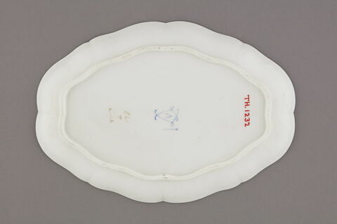 Petit plat ovale à contours, image 2/3
