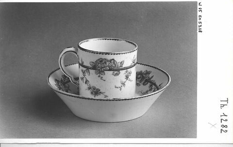 Tasse litron et sa soucoupe, d'un ensemble de trois (TH 1280 à 1282)