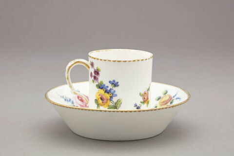 Tasse litron et soucoupe, d'un ensemble de cinq (TH 1322 à 1326), image 3/6