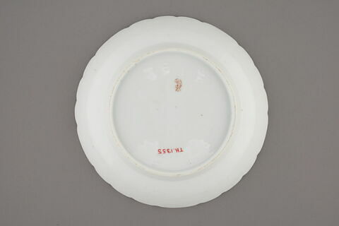 Compotier rond à bords festonnés et à côtes à l'intérieur, d'un ensemble de dix (TH 1354 à 1363), image 2/4