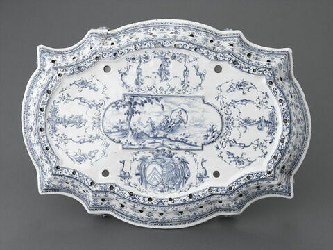 Plateau central d’un surtout de table aux armes de Louis-François Armand de Vignerot du Plessis (1696-1788) maréchal duc de Richelieu et de sa femme Elisabeth de Lorraine-Guise, image 2/4