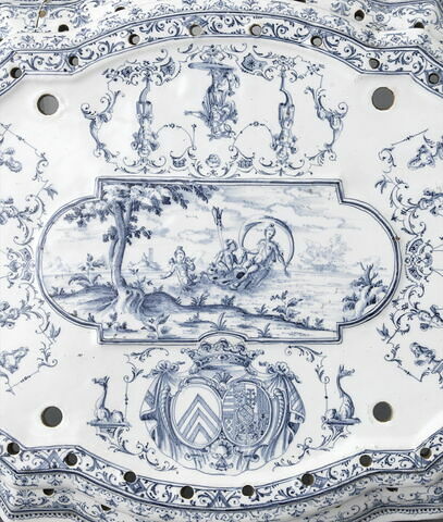 Plateau central d’un surtout de table aux armes de Louis-François Armand de Vignerot du Plessis (1696-1788) maréchal duc de Richelieu et de sa femme Elisabeth de Lorraine-Guise, image 3/4