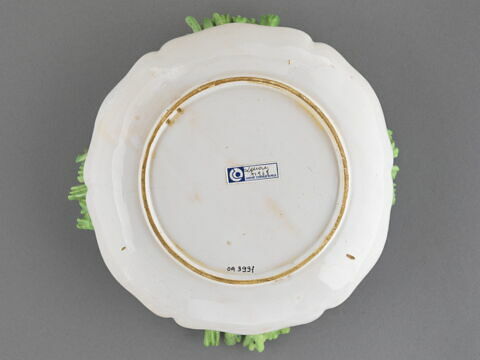 Plat portant des radis en relief, image 2/3