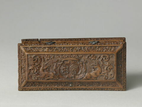 Boîte de toilette rectangulaire armoriée en bois sculpté, image 10/11