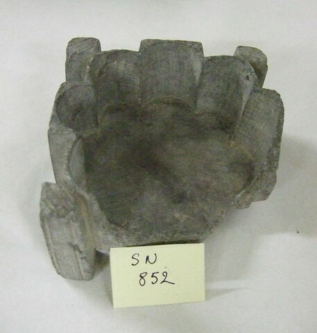 Fragment de coupe, de brasero ou brûle-parfum (?), image 4/4