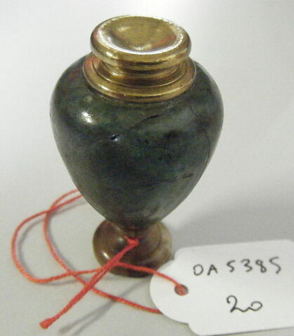 Vase piriforme à col de cuivre doré et base en albâtre oriental, image 1/1