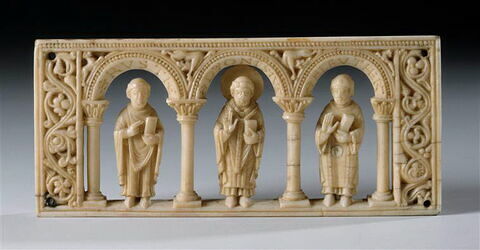 Plaque provenant d'un autel portatif : saint Denis entre les saints Rustique et Eleuthère, image 1/10