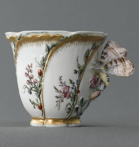 Tasse et soucoupe à anse en forme de papillon, d'une paire (OA 8040), image 4/11
