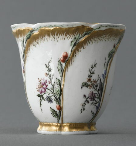 Tasse et soucoupe à anse en forme de papillon, d'une paire (OA 8040), image 9/11