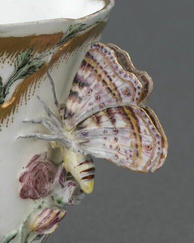 Tasse et soucoupe à anse en forme de papillon, d'une paire (OA 8040), image 3/11