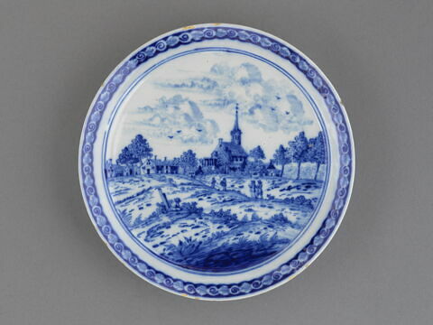 Assiette en faïence à décor en camaïeu bleu : un village