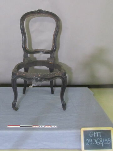 Chaise d'un ensemble de 38
