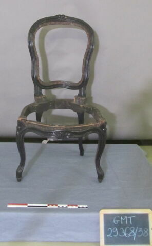 Chaise d'un ensemble de 38