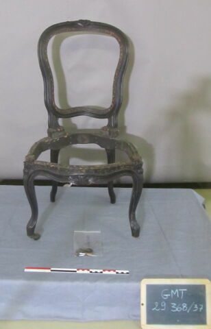 Chaise d'un ensemble de 38