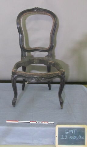 Chaise d'un ensemble de 38