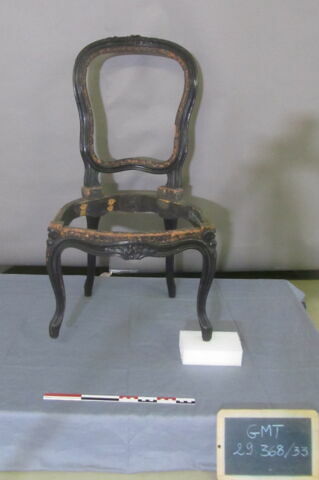Chaise d'un ensemble de 38