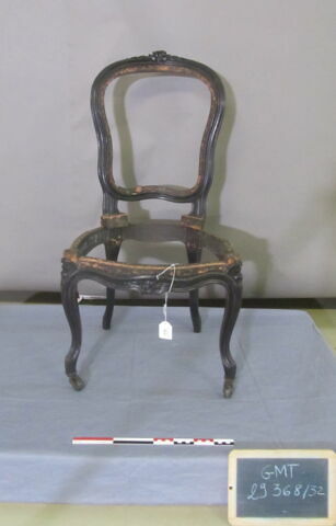 Chaise d'un ensemble de 38