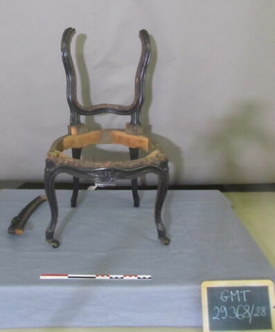 Chaise d'un ensemble de 38