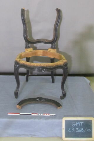 Chaise d'un ensemble de 38