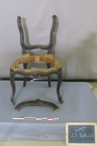 Chaise d'un ensemble de 38