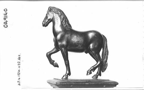 Statuette : cheval au pas