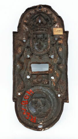 Plaque de verrou : armes de France avec le chiffre et les emblèmes de Henri II, image 2/3
