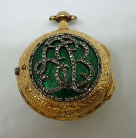 Montre ronde : initiales H B