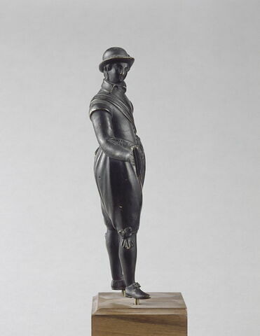 Statuette : jeune homme aux gants, image 4/5