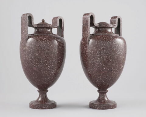 Urne étrusque, d'une paire (avec MR 2823)