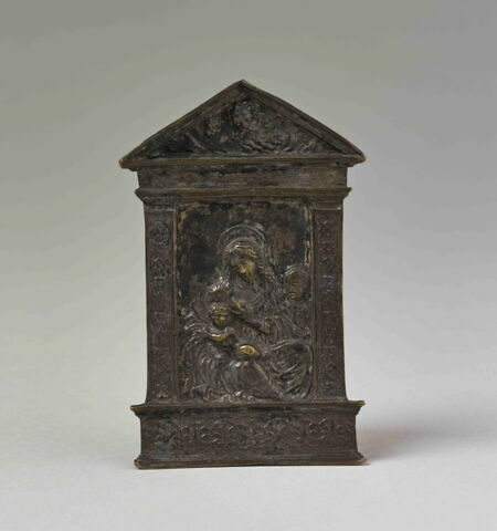 Baiser de paix : La Vierge assise, vue à mi-jambes, allaitant l'Enfant Jésus