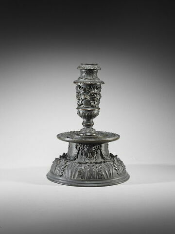 Flambeau à large base ronde ornée de palmettes et de têtes de satyres, image 3/5