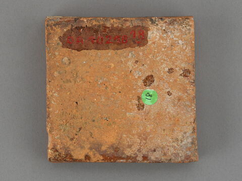 Carreau de pavement bicolore, d'un ensemble de trois (OA 10218 18 à 20), image 2/2