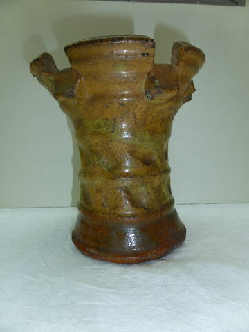 Vase : forme de tour crénelée